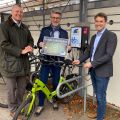 Einweihung E-Bike Ladesäule in der Stadt Seelze mit Bürgermeister Alexander Masthoff, Stadtbaurat Dirk Perschel und Matthias Wohlfahrt von proKlima 