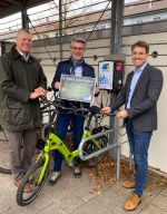 Einweihung E-Bike Ladesäule in der Stadt Seelze mit Bürgermeister Alexander Masthoff, Stadtbaurat Dirk Perschel und Matthias Wohlfahrt von proKlima 